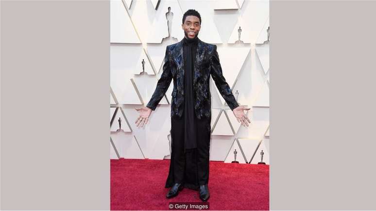 No Oscar de 2019, o ator Chadwick Boseman usou um smoking muito adornado com uma longa cauda de alta costura da Givenchy