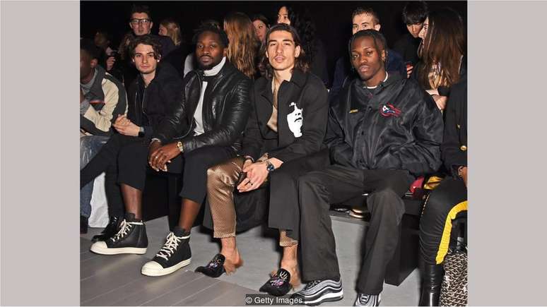 Na Semana da Moda de Londres, o jogador de futebol Héctor Bellerín vestiu pijamas de seda e pantufas peludas da Gucci