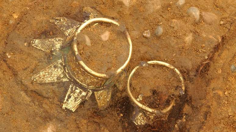 Vasos de ouro decorados estavam entre os tesouros encontrados na área