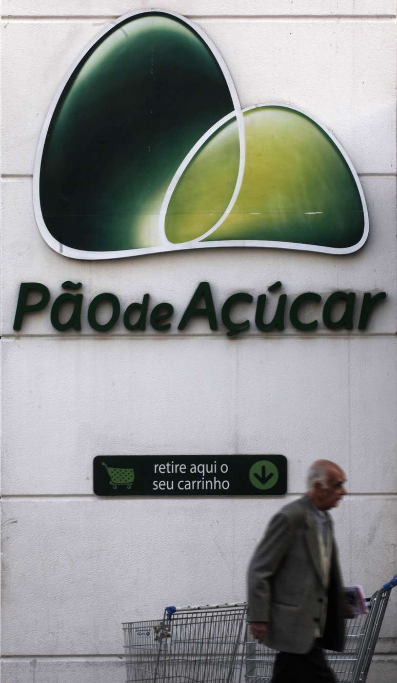 Homem passa pela frente de loja do Pão de Açúcar em São Paulo. 28/6/2011.  REUTERS/Nacho Doce 