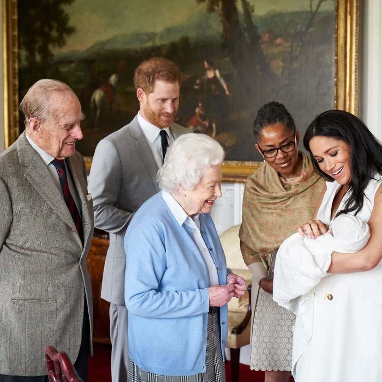 Pr&iacute;ncipe Harry e a mulher, Meghan, apresentam beb&ecirc; &agrave; rainha Elizabeth no Pal&aacute;cio de Windsor
08/05/2019
Chris Allerton/Copyright SussexRoyal/Pool via REUTERS
