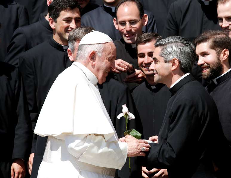 Papa Francisco recebe flor das mãos dos Legionários de Cristo após audiência no Vaticano
08/05/2019
REUTERS/Remo Casilli