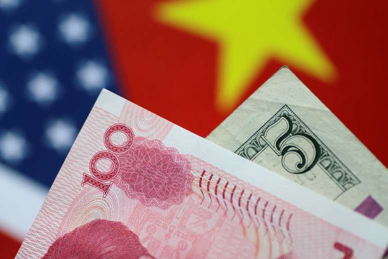 Notas de dólar e de iuan ante bandeiras dos EUA e da China
02/06/2017
REUTERS/Thomas White/Illustration