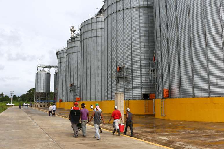 Trabalhadores caminham em frente a silos de de arroz em Tucupita
27/11/2018
REUTERS/Manaure Quintero