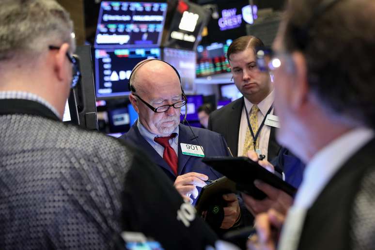 Operadores trabalham no pregão da Bolsa de Valores de Nova York. 8/5/2019. REUTERS/Brendan McDermid