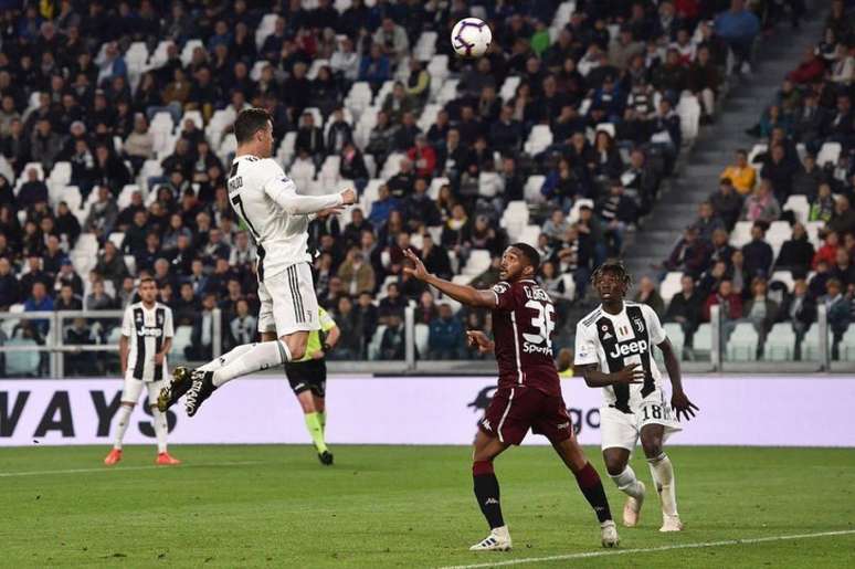 Cristiano subiu para cabecear para o fundo do gol aos 40 minutos de jogo (Reprodução/Instagram)