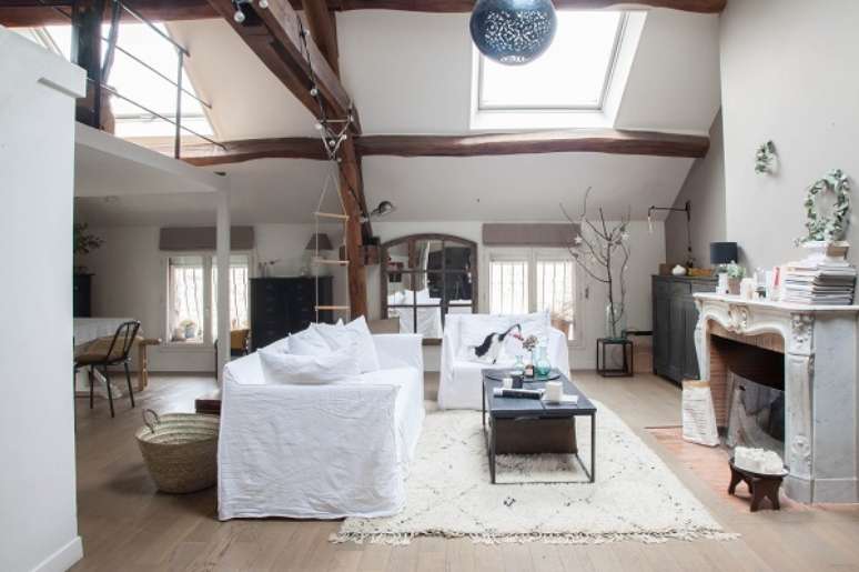 15- A casa r&uacute;stica tem estrutura com toras de madeira e claraboias no teto. Fonte: Casarei