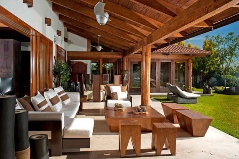 16- A casa r&uacute;stica tem como elemento principal a madeira. Fonte: Entenda Antes