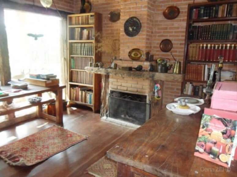 23- A casa r&uacute;stica com piso de madeira e parede de tijolos aparentes tem atmosfera descontra&iacute;da. Fonte: Cena Zero