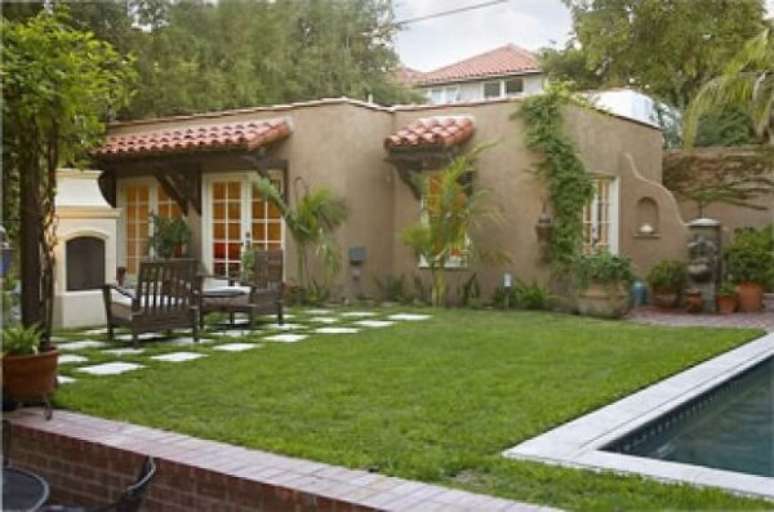 24- A casa r&uacute;stica tem acabamento irregular nas paredes externas. Fonte: Eu Decoro