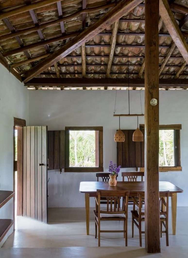 28- A casa r&uacute;stica tem um telhado aparente sem forro e com madeiras naturais. Fonte: Pinterest