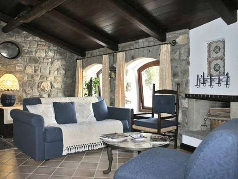 30- As pedras e pisos acinzentados complementam a decora&ccedil;&atilde;o da casa r&uacute;stica. Fonte: Altracostiera