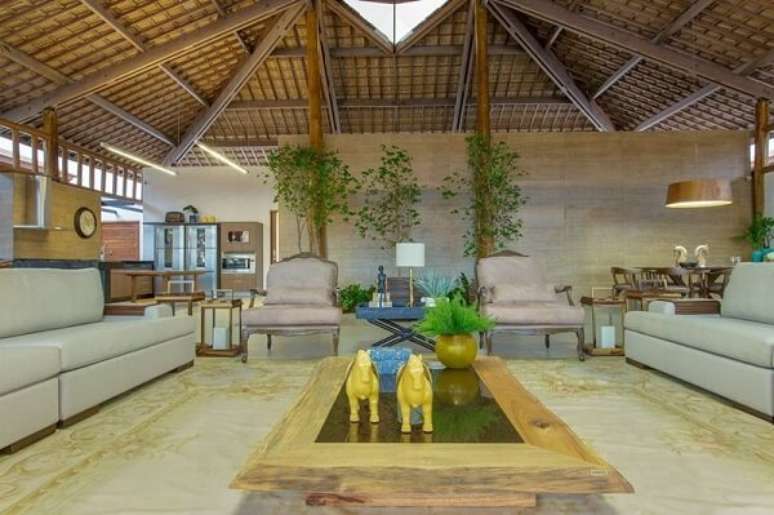 36- A estrutura aparente do telhado da casa r&uacute;stica cria um efeito decorativo no ambiente. Fonte: Decorar Tudo