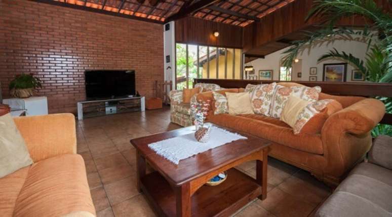 37- Na casa r&uacute;stica, a parede de tijolo foi envernizada. Fonte: Hansen Im&oacute;veis