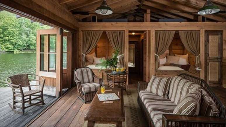 46- A casa r&uacute;stica de madeira foi decorada com tons de bege e marrom. Fonte: Tudo Constru&ccedil;&atilde;o