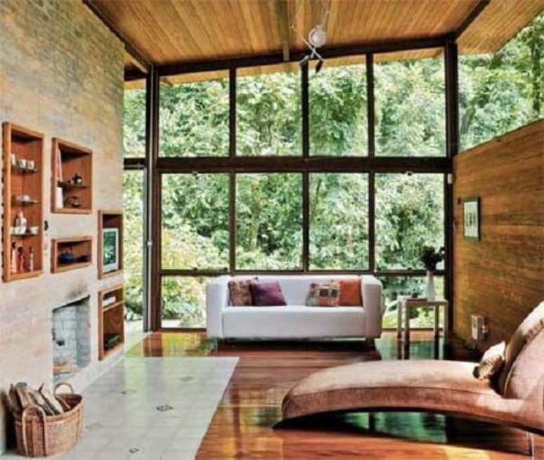 47- A casa r&uacute;stica em estilo moderno mistura metal, madeira, vidro e tijolo aparente. Fonte: Pinterest