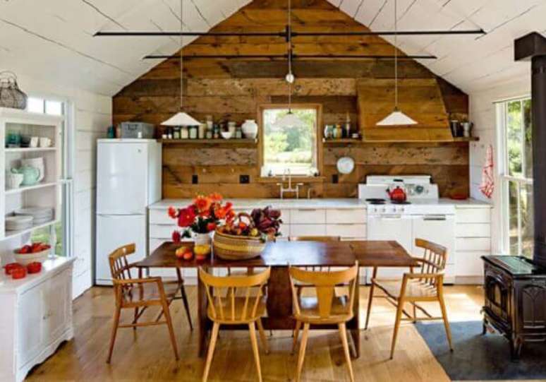 9- As casas de madeira r&uacute;stica podem ser pintadas em tons alegres e vibrantes. Fonte: Entenda Antes