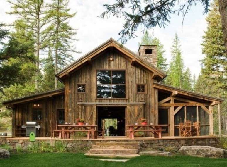 55- A casa de madeira rústica é ideal para área do campo. Fonte: Tua Casa