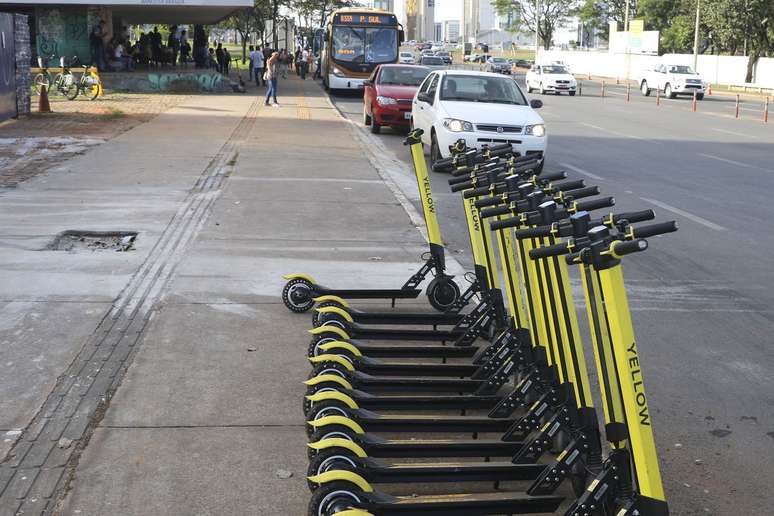 Patinetes elétricos estacionados em Brasília