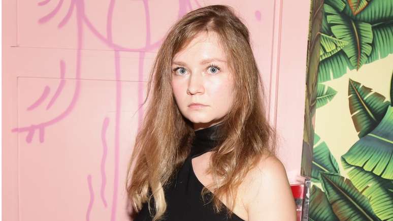 O nome verdadeiro de Anna Delvey é Anna Sorokin; ela tem 28 anos, nasceu na Rússia e não tem dinheiro algum