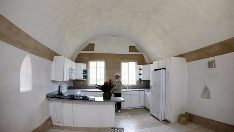 O interior de uma casa de superadobe no Instituto Cal-Earth