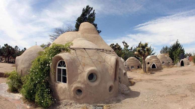 Casas de superadobe no Instituto Cal-Earth, organização fundada por Nader Khalili para compartilhar sua técnica