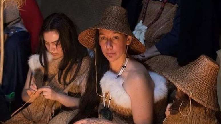 Erica Jean Ryan (na foto, &agrave; direita) come&ccedil;ou a aprender haida h&aacute; oito anos