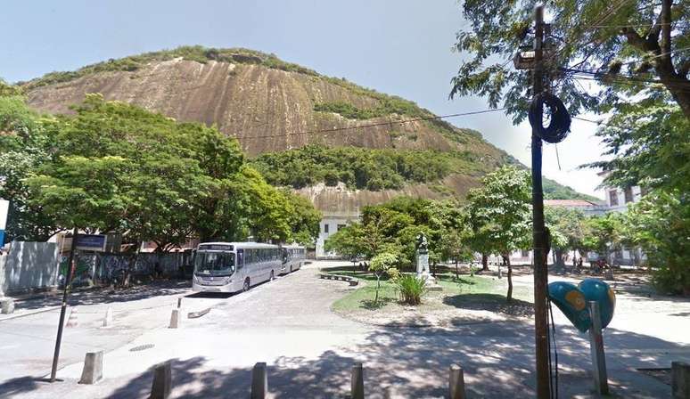 Fachada dos prédios da UniRio na Praia Vermelha, com o Morro da Babilônia ao fundo