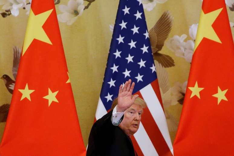 Presidente dos EUA, Donald Trump, em frente a bandeiras da China e de seu país 
09/11/2017
REUTERS/Thomas Peter