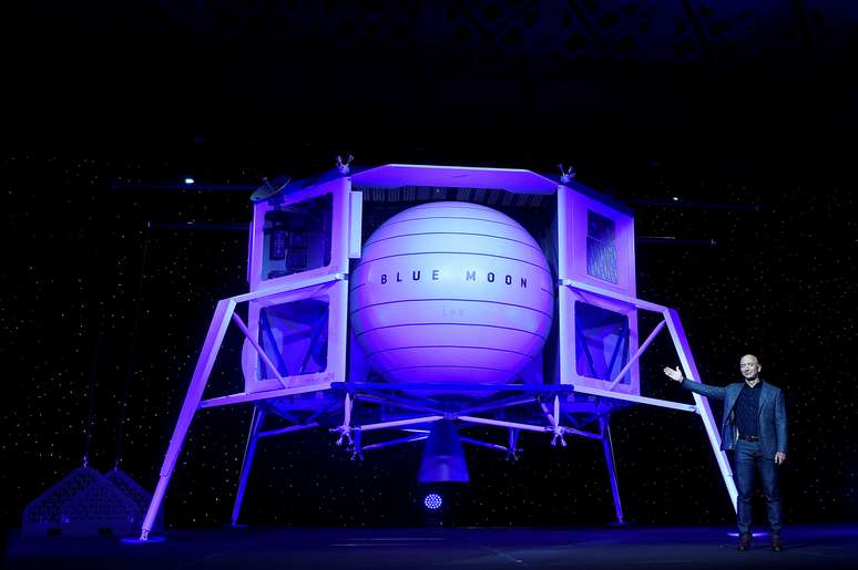 Jeff Bezos revela sonda Blue Moon, de sua empresa Blue Origin, durante evento em Washington 
09/05/2019
REUTERS/Clodagh Kilcoyne