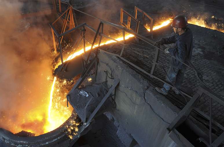 Trabalhador em siderúrgica de Hefei, China 
15/08/2012
REUTERS/Stringer