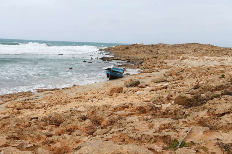 Barco usado por imigrantes perto da cidade líbia de Sabratha
19/03/2019
REUTERS/Ismail Zitouny