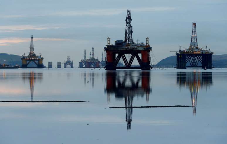 Sondas de perfuração de petróleo em Cromarty Firth perto de Invergordon, Escócia. REUTERS/Russell Cheyne