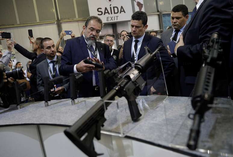 Salésio Nuhs, presidente da Taurus, apresenta armas da empresa ao ministro da Justiça, Sérgio Moro, em evento no Rio de Janeiro 
02/04/2019
REUTERS/Ricardo Moraes