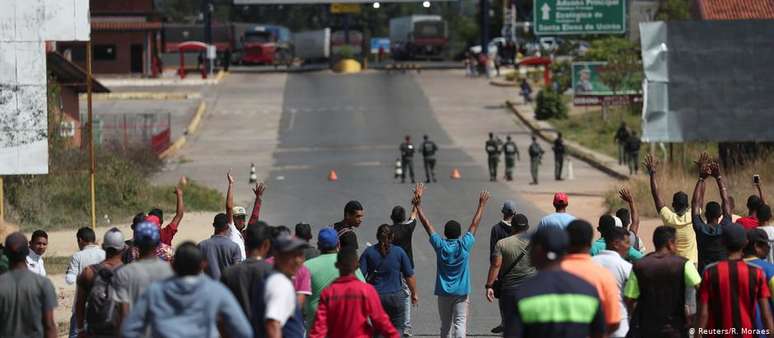 Venezuelanos protestaram na fronteira com o Brasil após fechamento da divisa em fevereiro