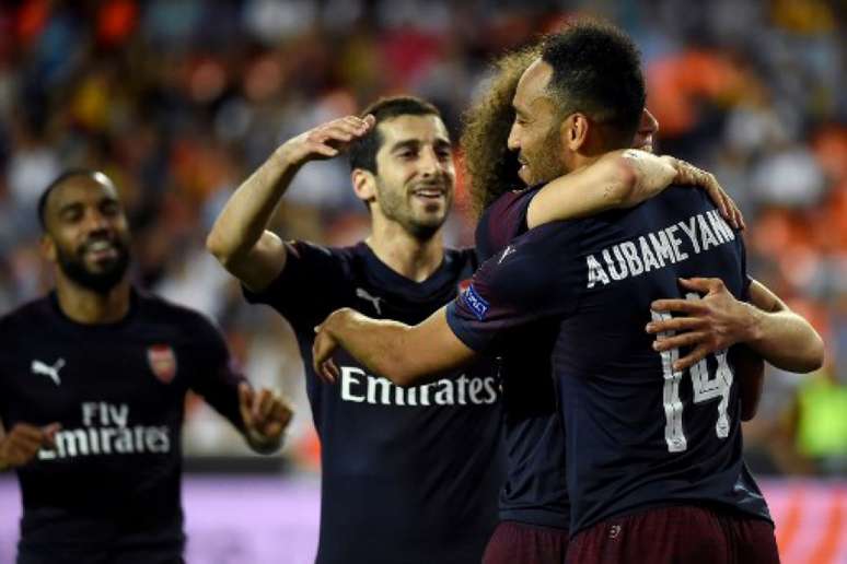 Mkhitaryan (centro) comemora celebra com companheiros na vitória sobre o Valencia (Foto: AFP)