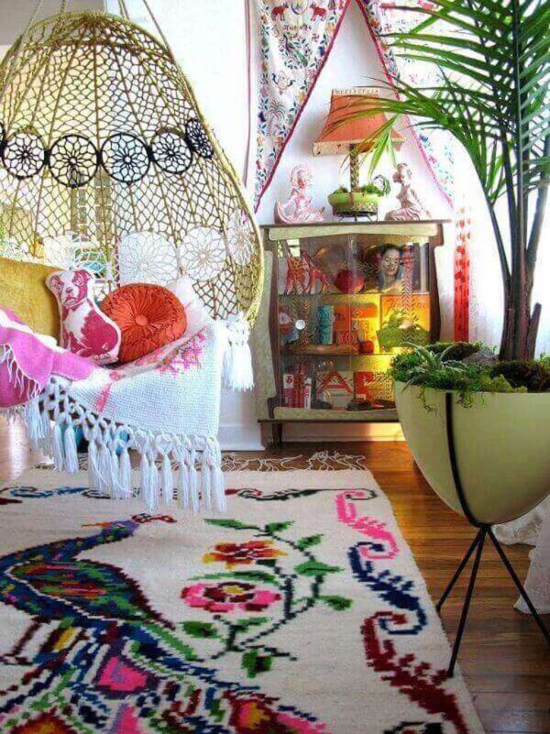 14 &ndash; Balan&ccedil;o, almofadas e tapetes complementam a decora&ccedil;&atilde;o da varanda boho. Fonte: Habitissimo