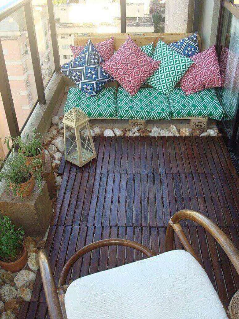 12 &ndash; Mescle cores e estampas na decora&ccedil;&atilde;o da varanda boho. Fonte: Habitissimo