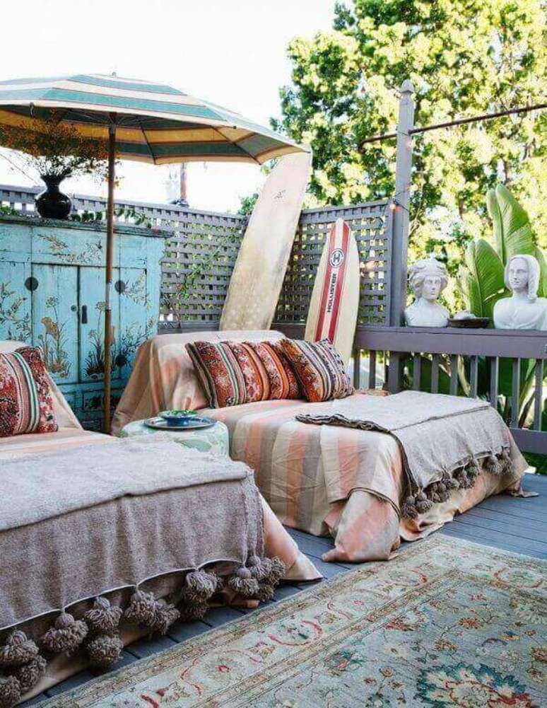7 &ndash; Varanda boho mesclando itens no estilo vintage. Fonte: Habitissimo.com
