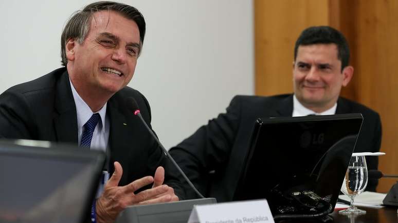 Em 2018, Sergio Moro (à dir.) deixou cargo de juiz federal para se tornar ministro da Justiça do governo de Jair Bolsonaro (à esq.)