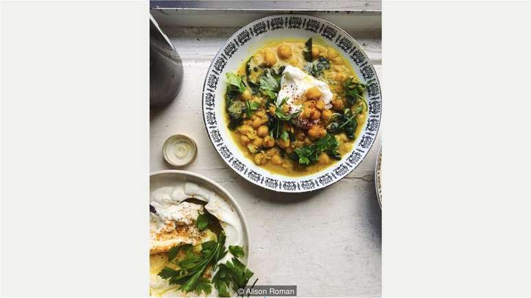 A mistura de gr&atilde;o-de-bico, c&uacute;rcuma e leite de coco ganha outro nome: #TheStew