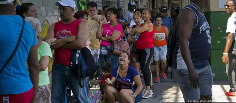 Fila para comprar frango em Havana