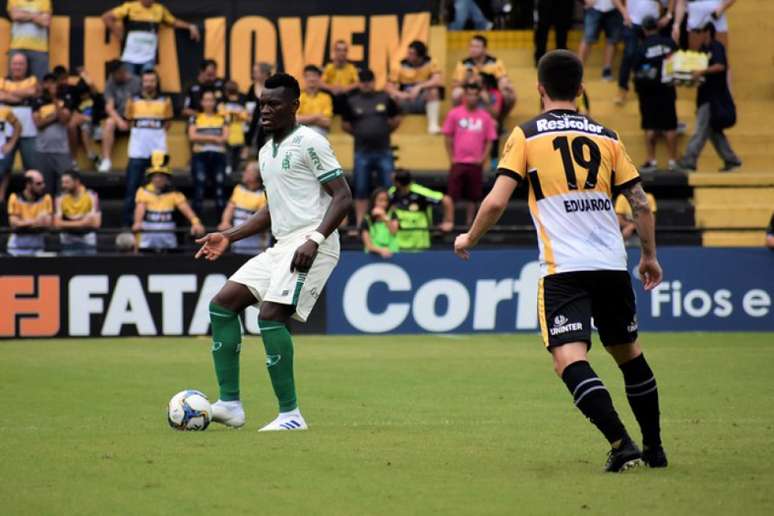 O duelo entre mineiros e catarinenses não trouxe grandes emoções para o torcedor que acompanhou o duelo- Divulgação/América-MG