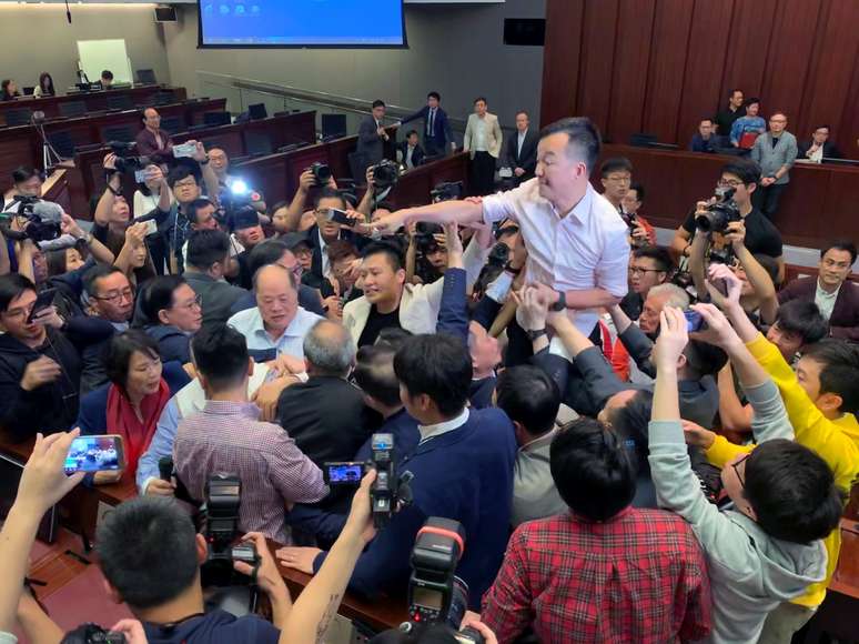 Parlamentares entraram em confronto físico em Hong Kong