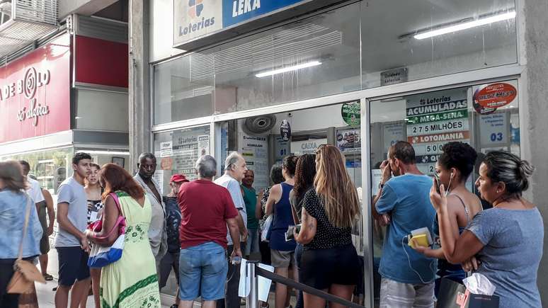 Apostadores enfrentam filas em lotérica localizada na zona oeste da cidade do Rio de Janeiro, RJ