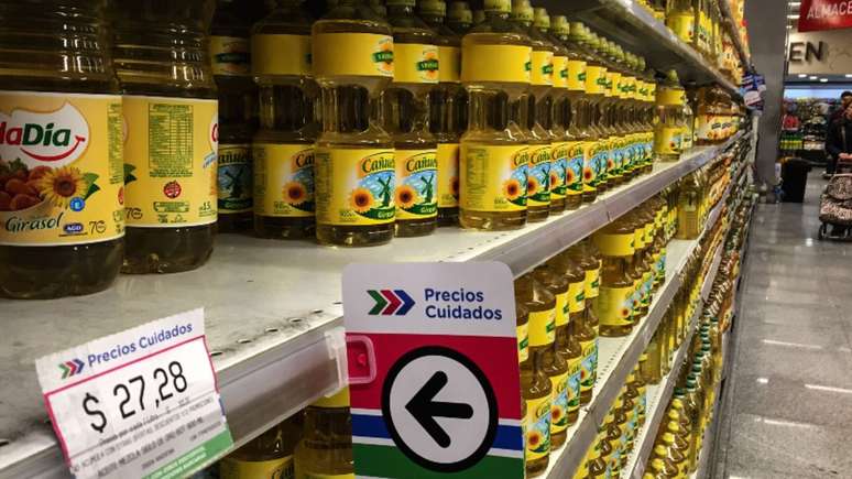 O governo anunciou congelamento de preços de alguns produtos básicos, mas os comerciantes reajustaram os valores antes da nova regra ser implementada