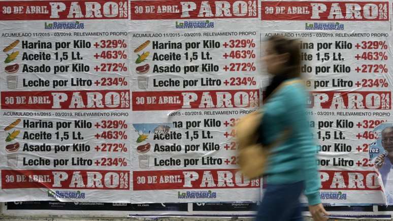 Com a crescente alta da inflação, os argentinos têm tido que dedicar cada vez mais tempo e paciência para encontrar produtos a preços razoáveis