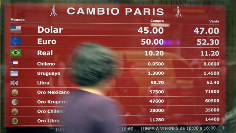 A desvalorização da moeda argentina e a inflação empobreceram muitos argentinos