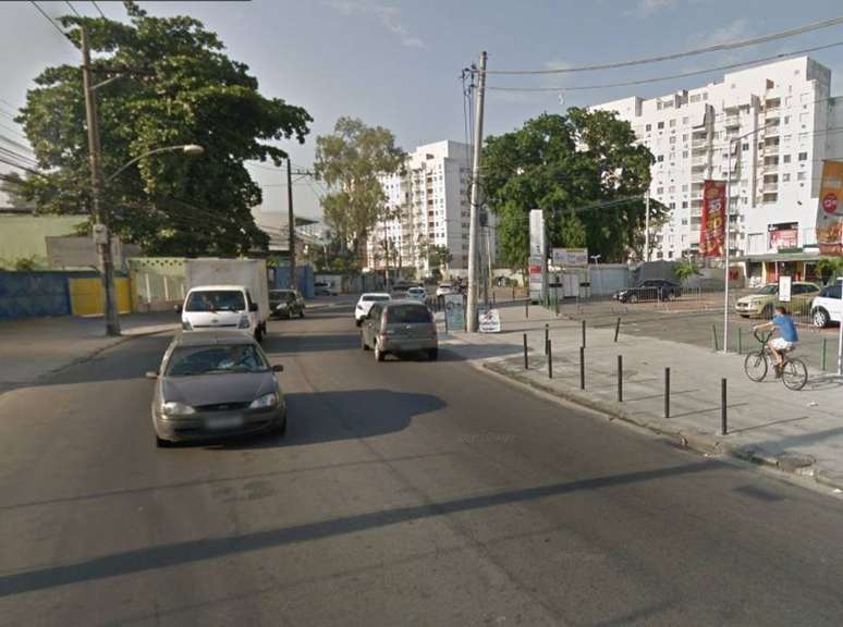 Avenida Tenente Muniz de Aragão, em Jacarepaguá, onde motorista foi baleado