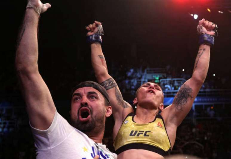 Jéssica Bate-Estaca ganhou os prêmios de 'performance' e 'luta da noite' no UFC Rio 10 (Foto: Getty Images / UFC)